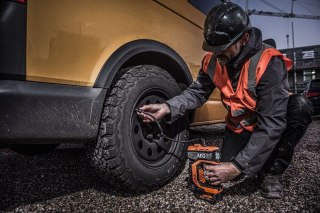 Kompresor akumulatorowy pompka do pompowania kół taczek rowerów 18V AEG BK18C-0