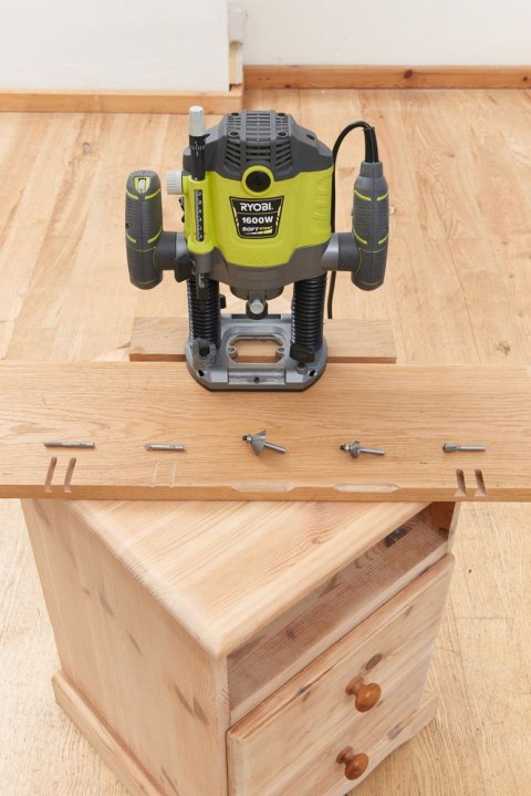 FREZARKA GÓRNOWRZECIONOWA RRT1600-K 1600W RYOBI