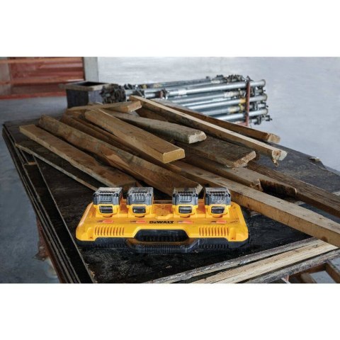 DCB104-QW XR Ładowarka wielonapięciowa 8 A z 4 gniazdami DeWalt DCB104-QW XR Ładowarka wielonapięciowa 8 A z 4 gniazdami DeWalt