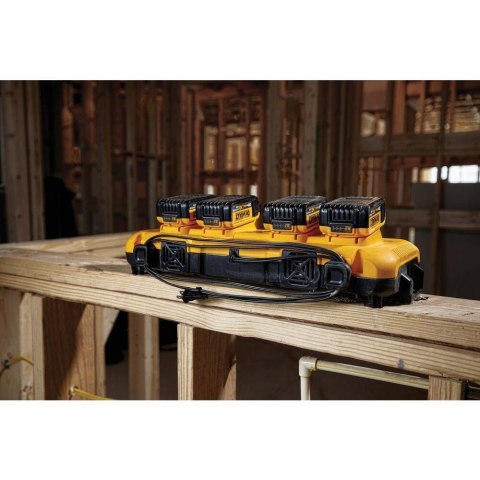 DCB104-QW XR Ładowarka wielonapięciowa 8 A z 4 gniazdami DeWalt DCB104-QW XR Ładowarka wielonapięciowa 8 A z 4 gniazdami DeWalt