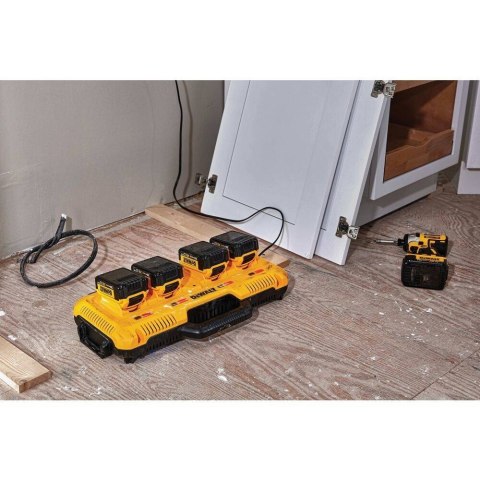 DCB104-QW XR Ładowarka wielonapięciowa 8 A z 4 gniazdami DeWalt DCB104-QW XR Ładowarka wielonapięciowa 8 A z 4 gniazdami DeWalt