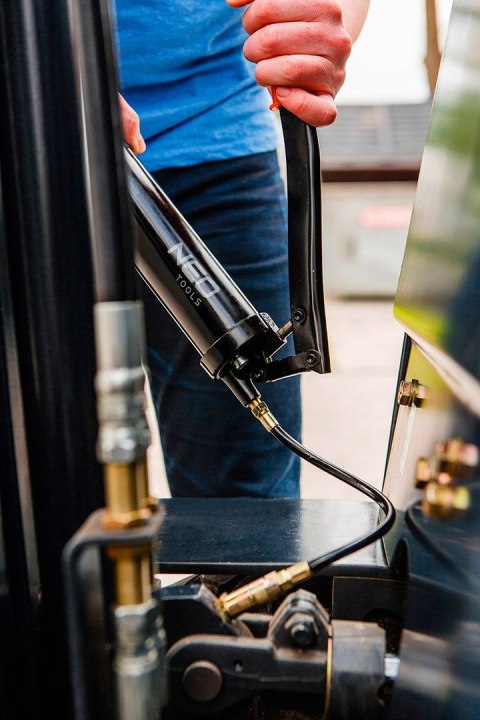 11-500 SMAROWNICA DŹWIGNIOWA 400 CM3 Z WĘŻYKIEM 8 X 300 MM (10000PSI) NEO TOOLS